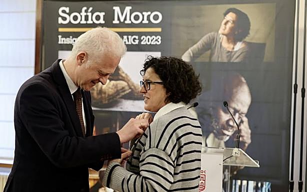 Sofía Moro recibe la Insignia de Oro de la Asociación de Reporteros